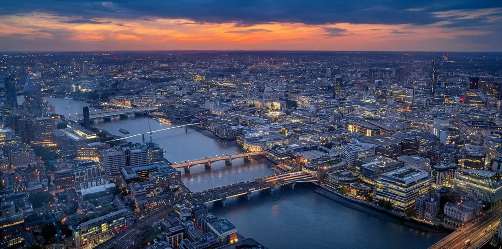 Mer enn halvparten av norsk nettoeksport av strøm går over de to nyeste utenlandskablene, blant annet hit til London.