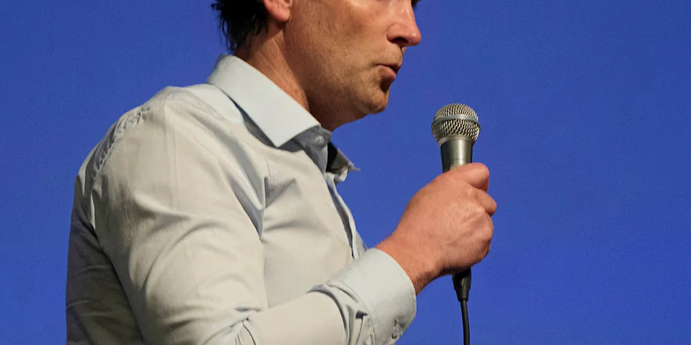 Gavepakke: Daglig leder i Etne Elektrisitetslag, Einar Arefjord, ser det som tøft å fortsette alene med de kostnadene det innebærer.