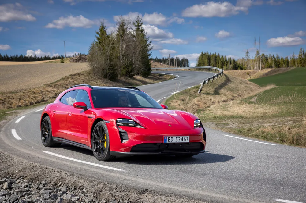 Hydro skal levere lavkarbonaluminium til det som skal bli en helt karbonfri Porsche i 2030. Bilder viser en Porsche Taycan GTS.