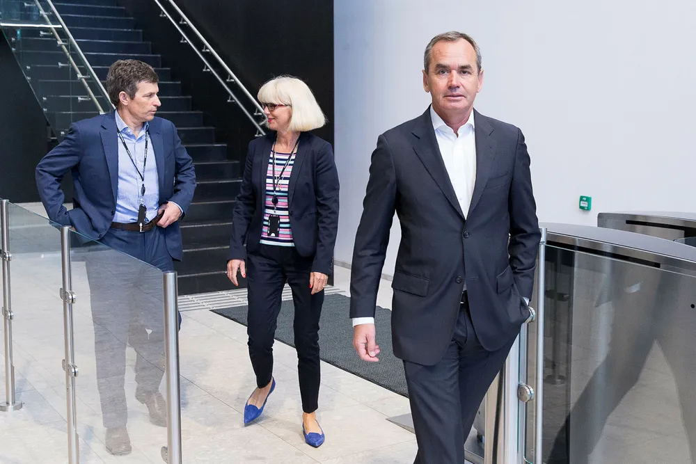 Lundin Petroleum skiller ut virksomheten utenfor Norge i et eget selskap for å konsentrere seg om norsk sokkel. Fra venstre konsernsjef Alex Schneiter, norgessjef Kristin Færøvik og styreleder Ian Lundin i kontorlokalet i Lysaker. Foto: Gunnar Lier