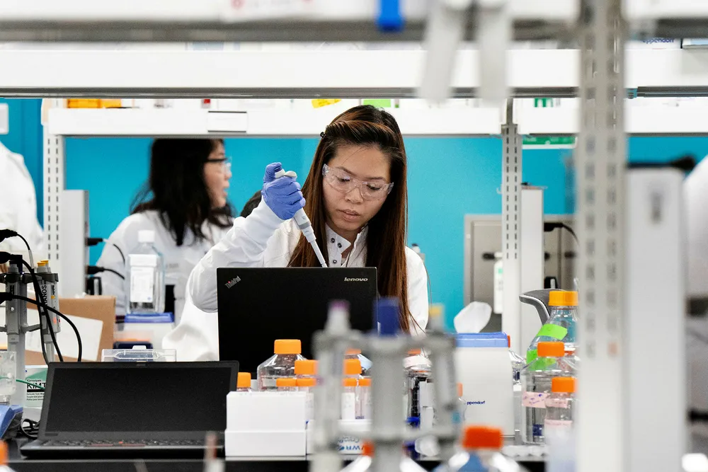 Phuong-Danh Tran hos selskapet Arcturus Therapeutics i San Diego i California er blant de mange som forsker for fullt for å finne en koronavaksine.
