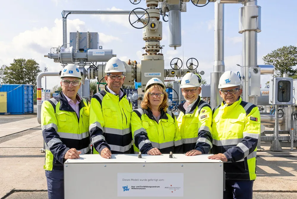 Left to right: Uniper COO Holger Kreetz, Lower Saxony economic affairs minister Olaf Lies, mayor of Krummhörn municipality Hilke Looden, Uniper CEO Michael Lewis, and Aurich district administrator Olaf Meinen.