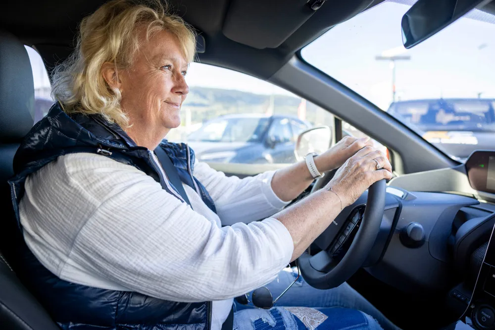 – Det hadde blitt dyrere å velge en fossilbil, sier Greta Torgersen, som har valgt å lease sin nye Toyota bz4x.