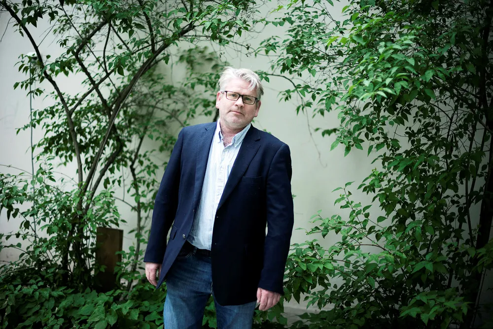 Jusprofessor Erling Hjelmeng mener myndighetene tar stor risiko på vegne av norske bedrifter.