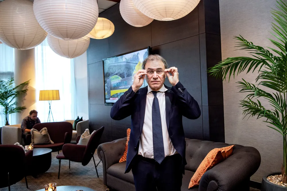 Den kjente økonomen Nouriel Roubini sier at Credit Suisse både «kan være for stor til å gå konkurs, men også for stor til å bli reddet»