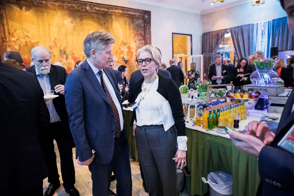 Maria Moræus Hanssen har nylig tiltrådt som toppsjef i oljeselskapet DEA i Hamburg, i forkant av en planlagt fusjon med den større tyske konkurrenten Wintershall. Her sammen med Ola Bøsterud under oljeseminaret i Sandefjord tidligere denne uken. Foto: Per Thrana
