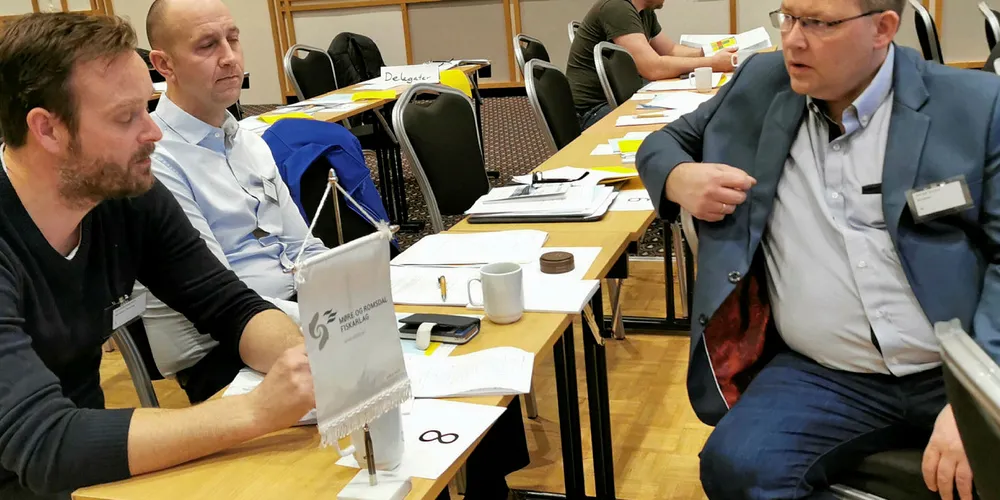 KRITISK: Styreleder Leif Egil Grytten i Møre og Romsdal Fiskarlag (t.h.) la vekt på kampen om havområdet, havmiljø og kvotesystem i årsmøtetalen hvor han lanserte nyordet «politikerskam».