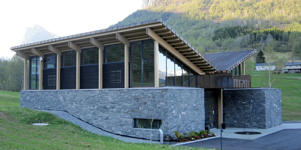 Litlebø kraftverk har tre turbiner og får vannet sitt fra Nibbedalselva og Langedalselva ved Hellesylt i Stranda kommune, og er lokalisert der disse elvene møtes. Kraftstasjonen er tegnet av Slyngstad Aamlid Arkitekter og er bygget i tre og stein.