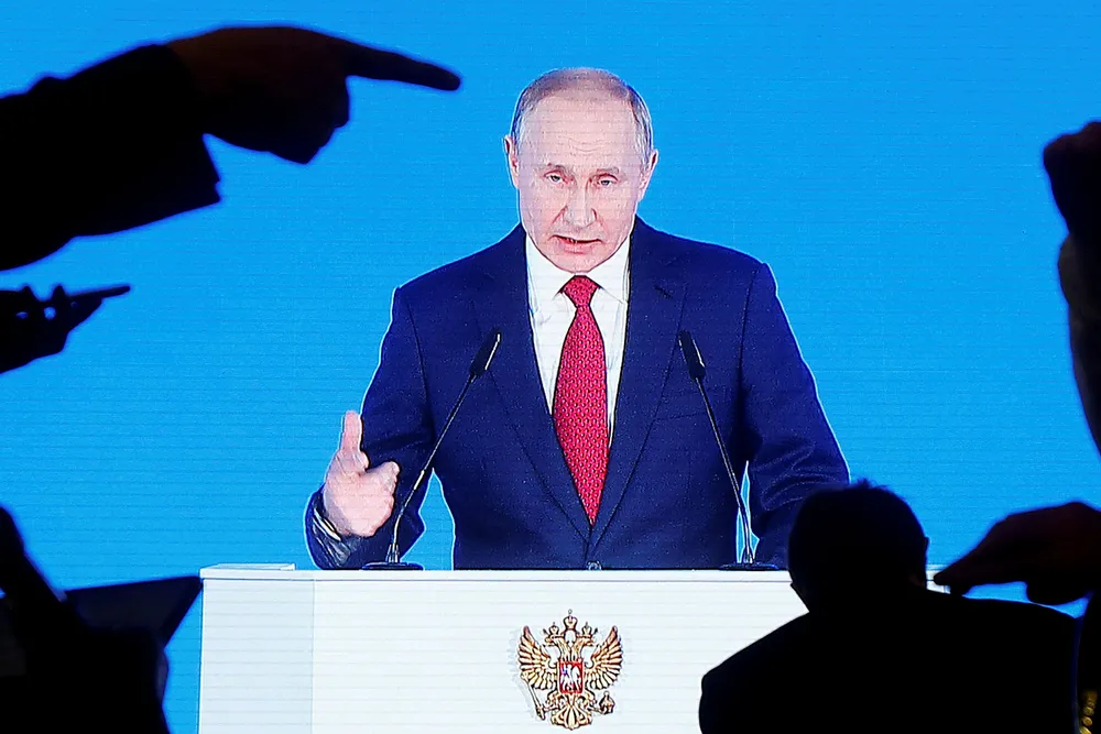 Den russiske regjeringens avgang kan styrke president Vladimir Putins maktposisjon når presidentperioden hans er over.