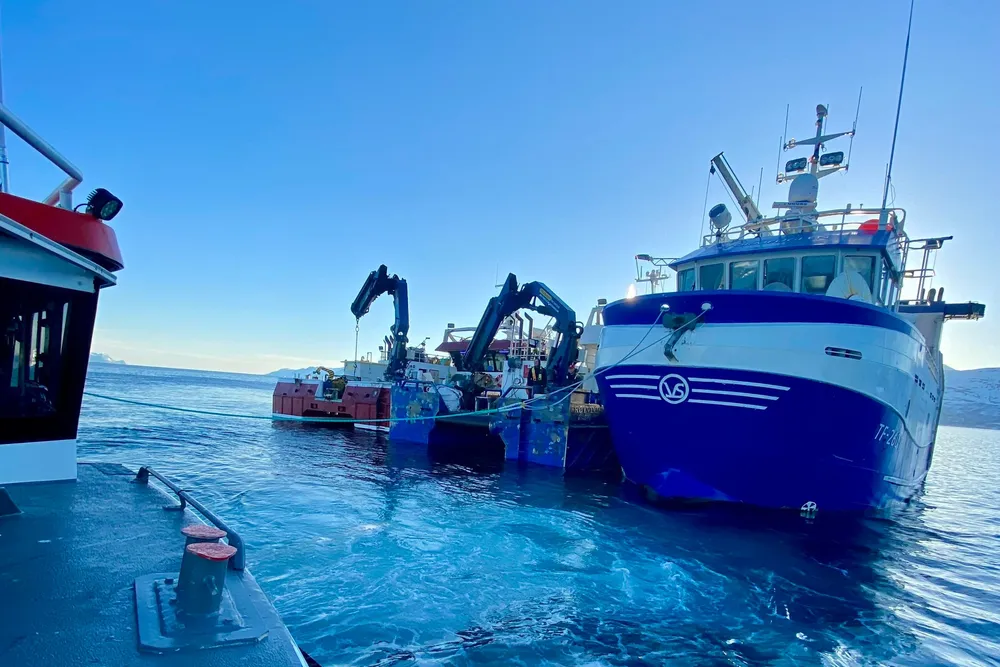 Onsdag 20. april 2022 sendte mannskapet om bord i fiskebåten «Stormfuglen» ut mayday på grunn av brann i maskinrommet. Her yter to oppdrettsbåter bistand inntil redningsskøyta «Gideon» tar over og sleper fiskebåten til Tromsø fra Ullsfjorden.