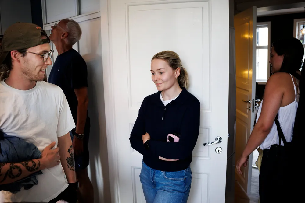 Niklas Jensen Faanes og Maren Ursin Løken møtte spent opp på visning på Grünerløkka tirsdag. Paret er bekymret for utviklingen i boligprisene fremover.