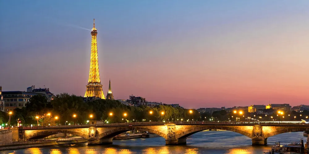 Det er varmt i Europa om dagen. I dag er det 24 grader i Paris. Med lavt behov for oppvarming faller både gasspriser og strømpriser i Europa. Det drar med seg strømprisene i Sør-Norge.