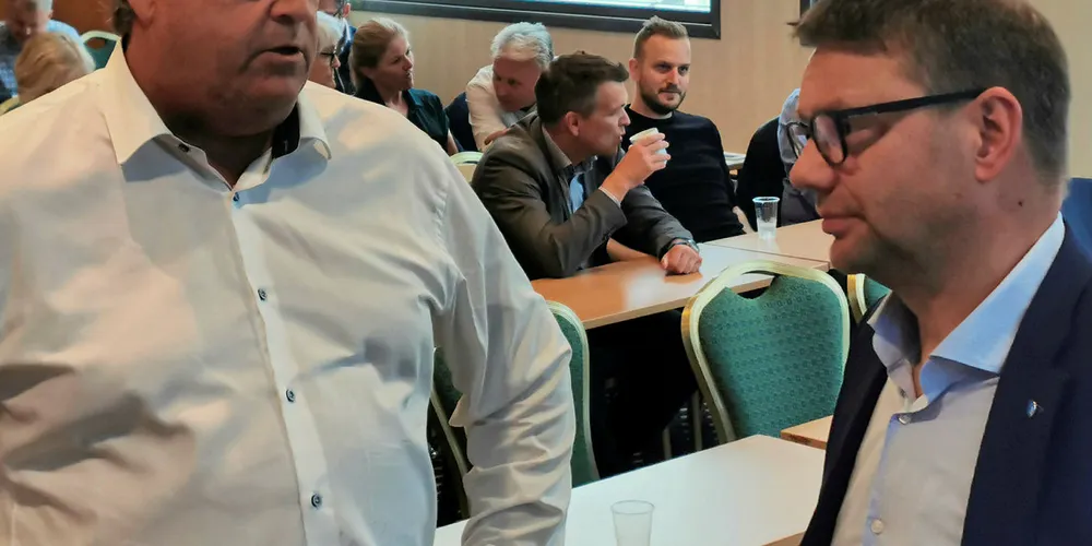 KVOTEORDNING: Fiskeri- og sjømatminister Harald Tom Nesvik i samtale med Jonny Berfjord i Fiskebåt på medlemsmøtet om kvoteordningen i Fiskebåt Vest i Ålesund fredag.