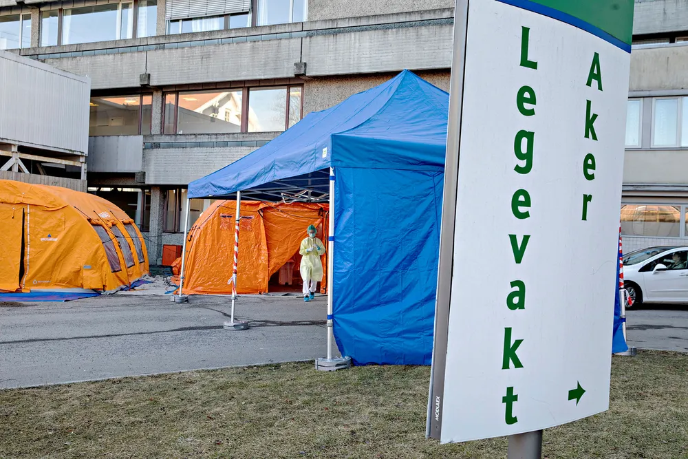 En stor andel av dødsfallene som er rapportert, skyldes bakterieinfeksjon etter viruslungebetennelsen. Andel personer og sykehusavdelinger som bærer multiresistente bakterier blir da kritisk for overlevelse. Meticillinresistente gule stafylokokker (MRSA) finner vi i én prosent av prøvene i Norge, mot Italia 34 prosent, skriver artikkelforfatterne.
