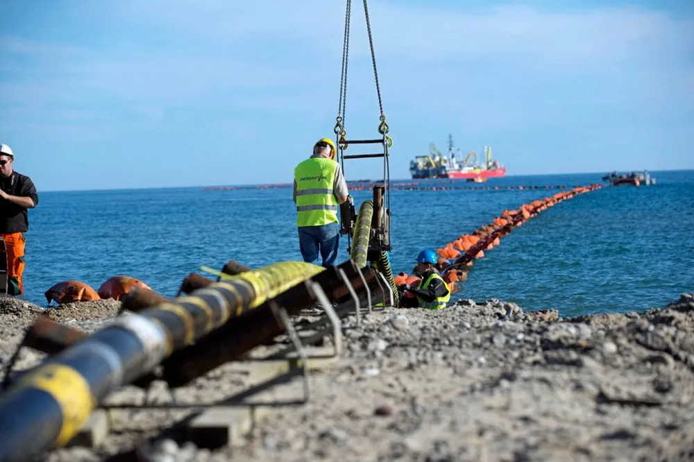 De to eldste kablene til Danmark nærmer seg 50 år og teknisk levealder. Nå er det feil på den ene av disse.