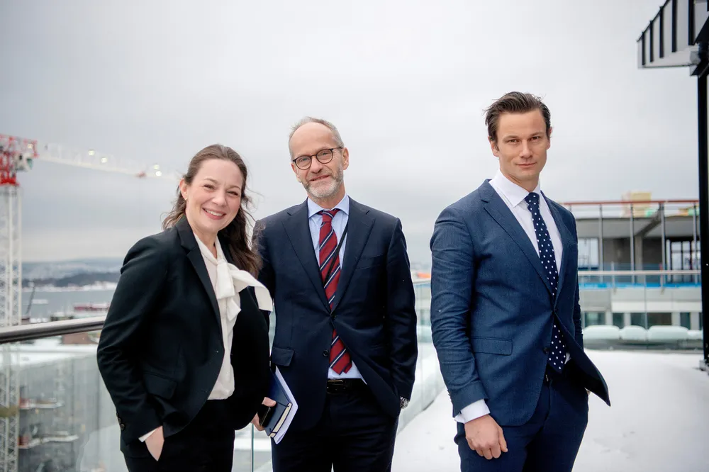 Partner Ingrid K. Høstmælingen (fra venstre) har høyest inntekt blant kvinnene i et av Norges tre største advokatfirmaer, Wikborg Rein. Men hun havner likevel langt bak mannlige kolleger som administrerende partner Finn Bjørnstad og styreleder Geir Sviggum. Bildet er tatt i 2019.
