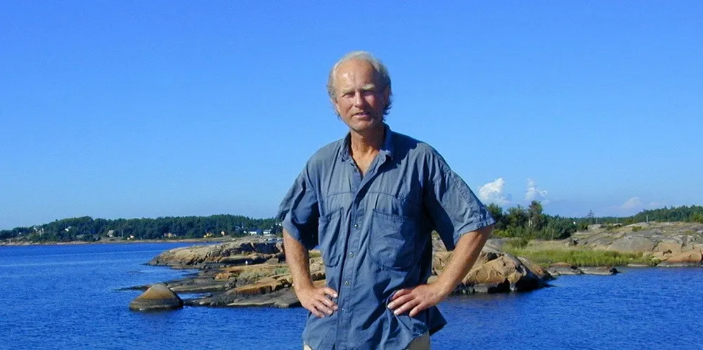 Norges Kystfiskarlag ønsker å utrette en stor takk til Peter Ørebech og særlig hans støtte i arbeidet med å beskytte fiskerilovgivningens formål om å bidra til liv langs kysten. Bildet er tatt på Hvaler i 2002.