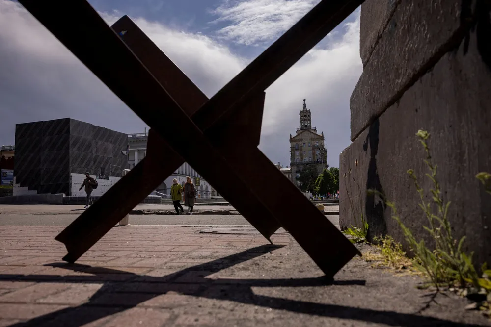 ̧«Det ukrainske mirakel». Slik omtaler stortingsrepresentant Peter Frølich Ukrainas motstandskraft mot Russland. Folk går blant anti-tank barrier på Uavhengihetstorget i Kyiv sentrum.
