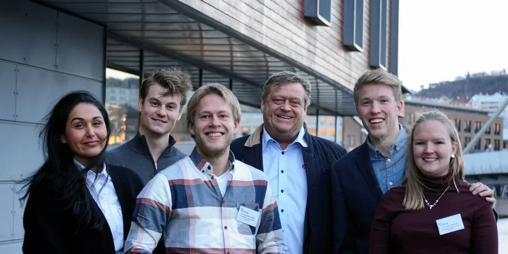 Vinnergruppen med fiskeriminister Harald Tom Nesvik i midten: Jasmin Gheshlaghi (fra v.), Gisle Borg Gjertsen, Eivind Eikenes Dahle, Hendrik Dybdahl og Åse Venke Hodnefjell.Foto: Pressefoto