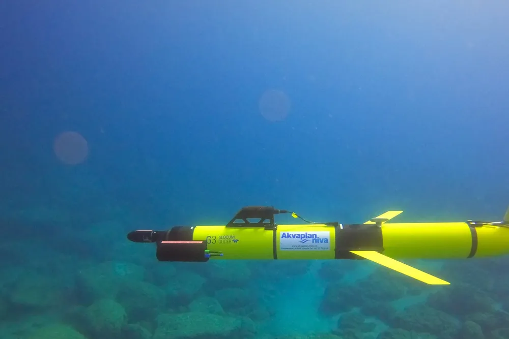Slocum G3 glider utstyrt med ekkolodd og optisk sensor (Foto: CSCS)