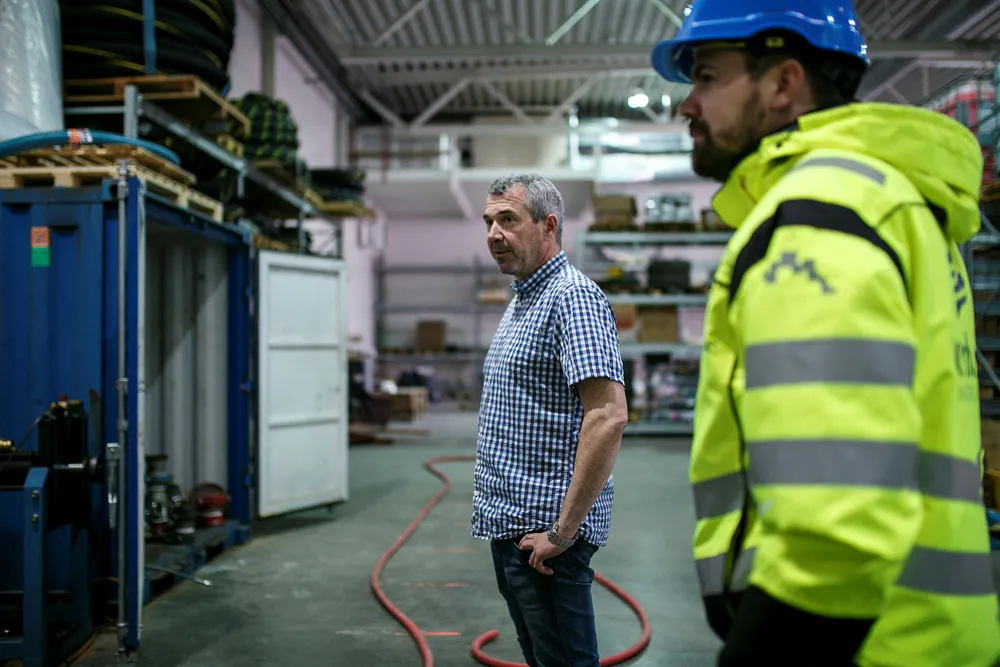 Daglig leder Vidar Antonsen i leverandørselskapet Mento og markedssjef Petter Bjørkli i forsyningsbasen Polarbase ved Hammerfest. Foto: Nicklas Knudsen
