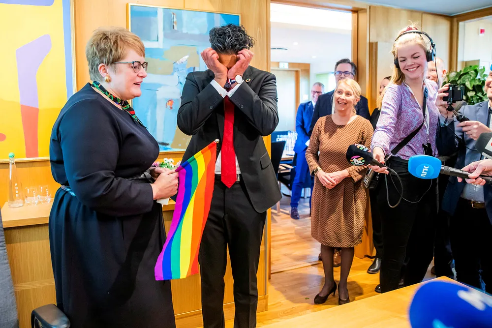 Abid Raja (V) var rørt til tårer over sin egen bragd da han fredag overtok som kulturminister etter Trine Skei Grande (V).