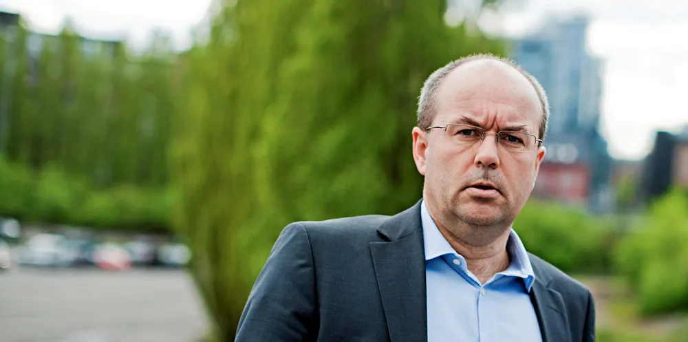 Vi er slitne nå, slitne av det vi opplever som motarbeiding fra sentralt hold, enten det er fra byråkratiet, professoralt ekspert-velde eller nasjonale politikere, skriver Helge Singelstad, styrets leder i Austevoll Seafood ASA.