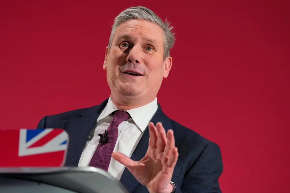 Keir Starmer taler til næringslivsledere i London. De – og velgerne – ser ut til å like at venstreradikale løfter skrinlegges.