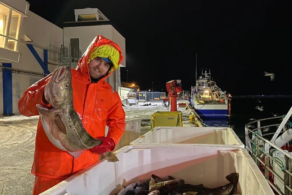 Markus Sandnes prøver seg på vinterfiske med «Karl-Viktor». Prisene på årets skrei har gått til værs, og kompensert for kvotekuttet. Det gjelder å utnytte det flott råstoffet best mulig, mener Fiskeribladet.