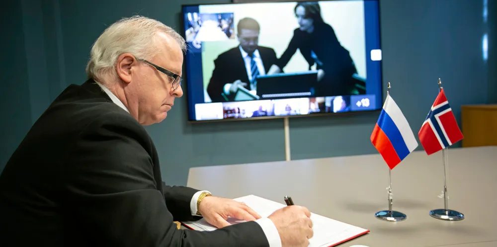 Den blandete norsk-russiske fiskerikommisjon møtes også i år digitalt. Denne gangen er det ikke korona, men krigen i Ukraina, som er årsaken. Her signerer delegasjonsleder Morten Berg fiskeriavtalen for 2021.