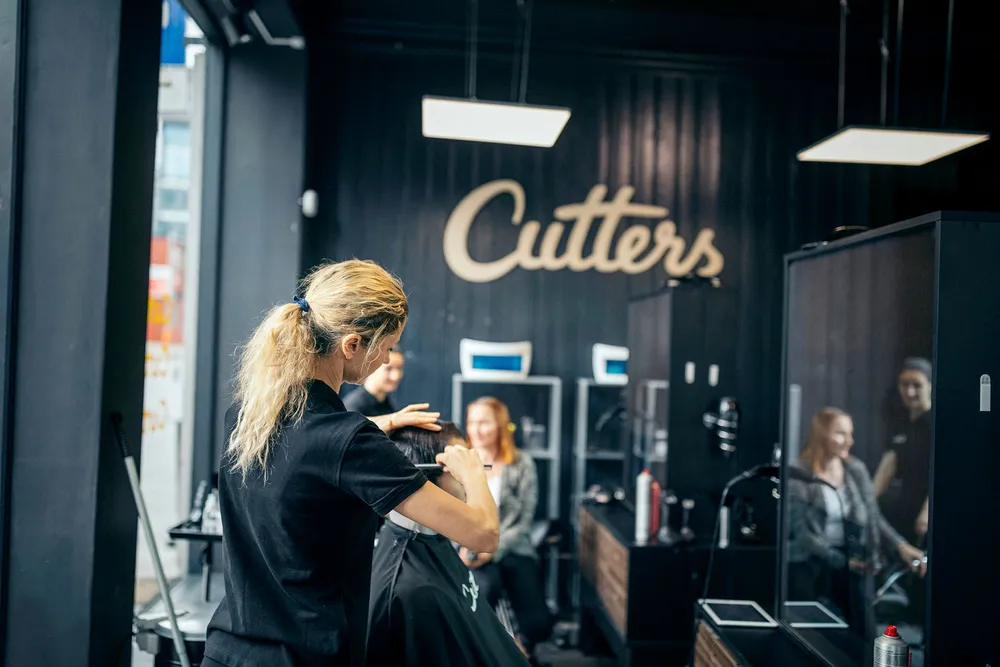 Frisørkjeden Cutters er blant de tre selskapene Forbrukertilsynet vil ha svar fra.
