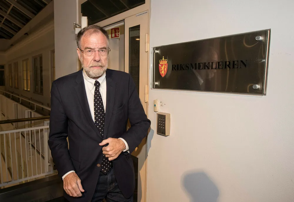 Litt før klokken 04 natt til torsdag kunne riksmegler Nils Dalseide informere pressen om at partene var kommet til enighet og at SAS-streiken er avblåst. Foto: Vidar Ruud / NTB scanpix