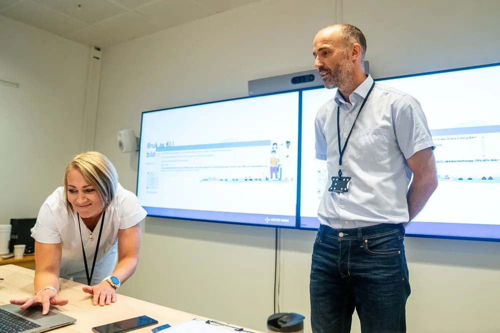 Forskningskonsulent Line Tveiten og prosjektleder Bjørn Anton Graff under presentasjonen av bruk av KI på Bærum sykehus. Kunstig intelligens skal være et supplerende verktøy for bildediagnostikk, legevakt og akuttmottak.