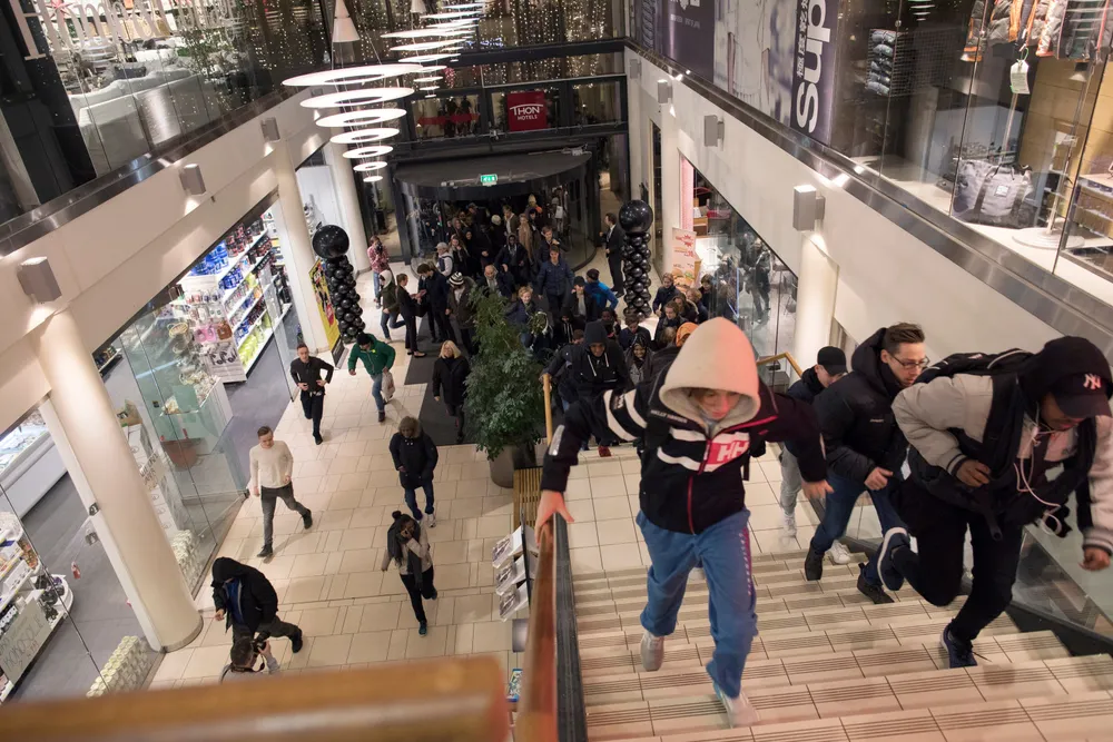Man bør analysere hvilke varer som er mest prisfølsomme og som gir flere kunder, skriver artikkelforfatterne. Bildet er fra Sandvika Storsenter klokken syv en Black Friday.