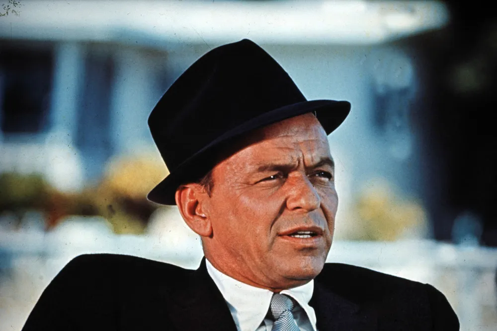 Frank Sinatra så ikke for seg at hans ansikt, etter hans død, skulle pryde dobørster og undertøy. Med hjelp av noen dyktige advokater gikk de rettens vei. Slik ble det at du ikke kan bruke navnet, utseendet, signaturen eller stemmen til en kjendis for å tjene penger på det, uten å ha tillatelse fra personen selv. Bildet av Sinatra er fra 1970.