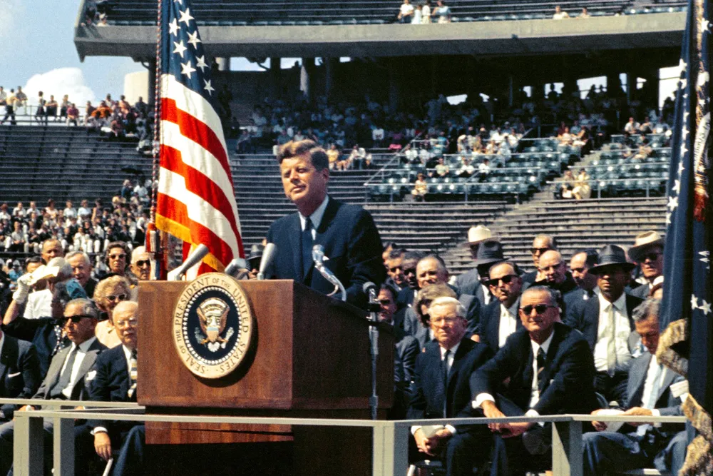 USAs president John F. Kennedy stadfestet planen om bemannet månelanding i sin berømte «We choose to go to the Moon»-tale på Rice Universitys stadion i Houston, Texas, i 1962.