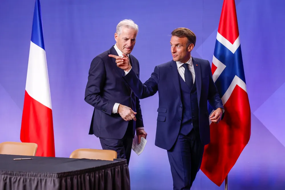 Krisen i Iran var det alvorlige bakteppe under mandagens møte mellom Macron og Støre. Begge mener situasjonen må tilbake i et diplomatisk spor.