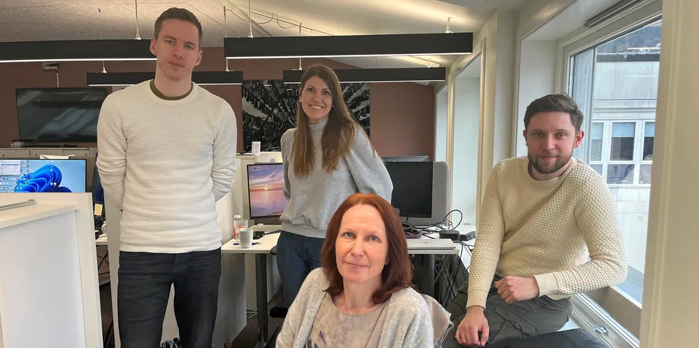 Intrafish-redaksjonen, her representert ved f.v. Jan Willie Olsen, Marthe Njåstad (bak), Ann Eileen Ditlevsen Nygård og Joar Vatlestad i Bergen. I tillegg kommer Bent-Are Jensen og Anders Furuset som sitter på lokalkontor i henholdsvis Bodø og Oslo.