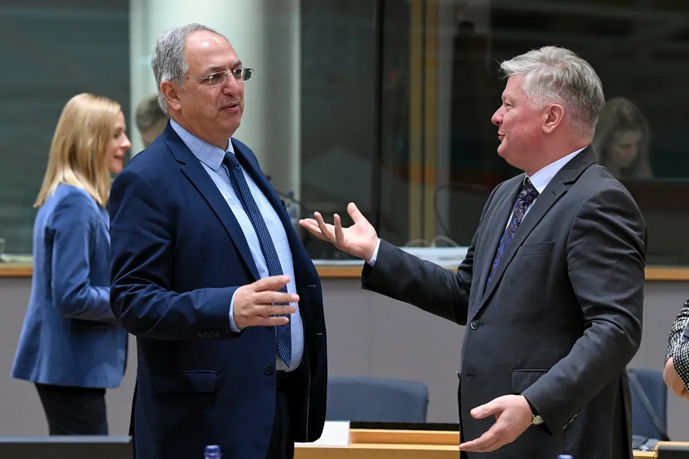Costas Kadis (venstre) er EUs fiskerikommisær.