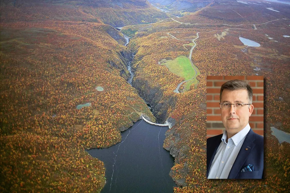 I hele Nord-Norge er det nå svært mye vann i magasinene. Illustrasjonsfoto fra Alta. Helge M. Eklund, administrerende direktør i Troms Kraft Produksjon, vurderer nå løpende om produksjonen skal stoppe som følge av de svært lave prisene.