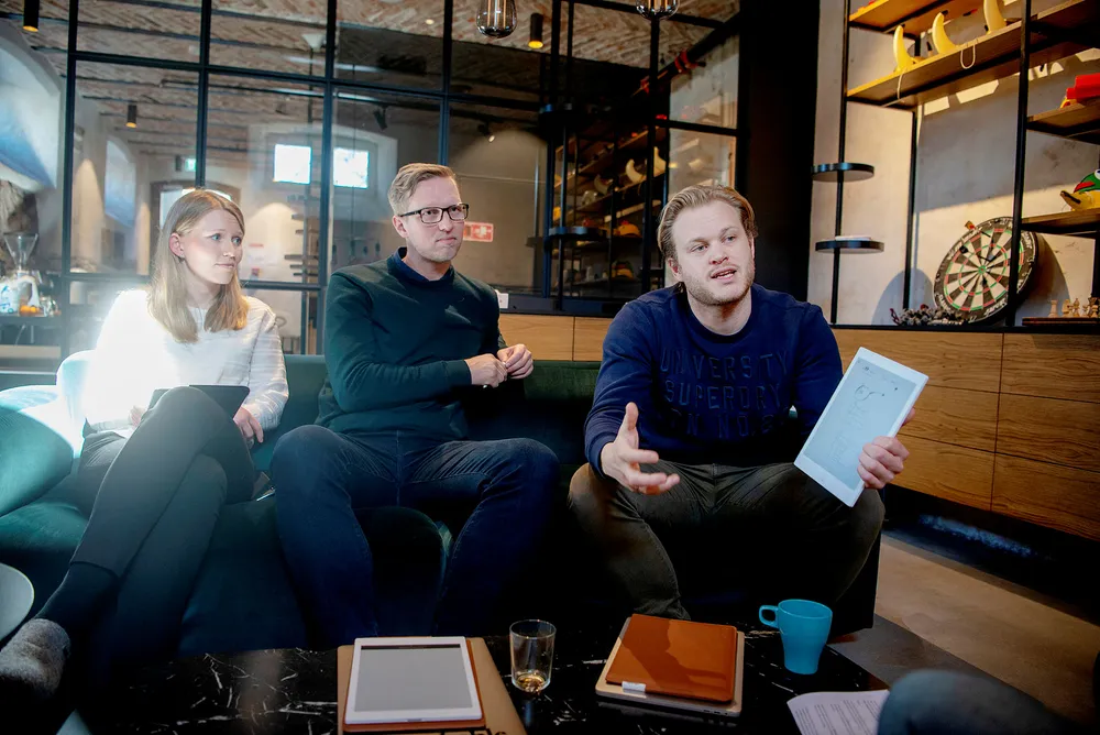 – Det finnes ingen tilsvarende produkter, sier daglig leder Magnus Haug Wanberg i Remarkable til høyre om nettbrettet. Fra venstre, leder for varehandel, Jannicke Soløy Sletten. I midten kommunikasjonssjef Henrik Gustav Faller i selskapet
