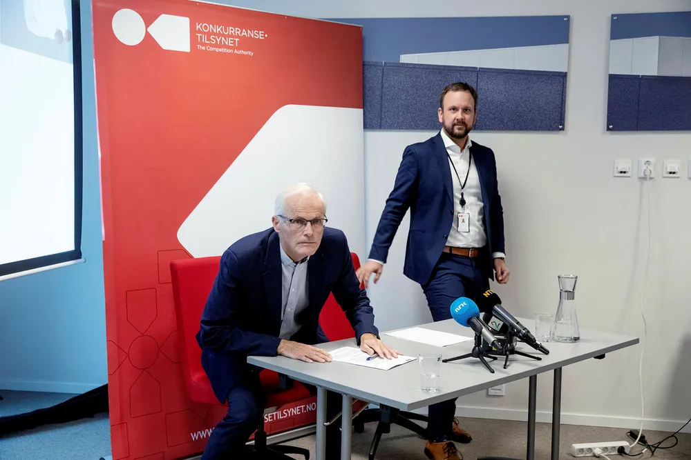 Konkurransetilsynet avholdt pressekonferanse etter razziaene mot dagligvarehandelen. Konkurransedirektør Lars Sørgard (til venstre) og Sigurd Birkeland, leder for «Prosjekt Dagligvare».