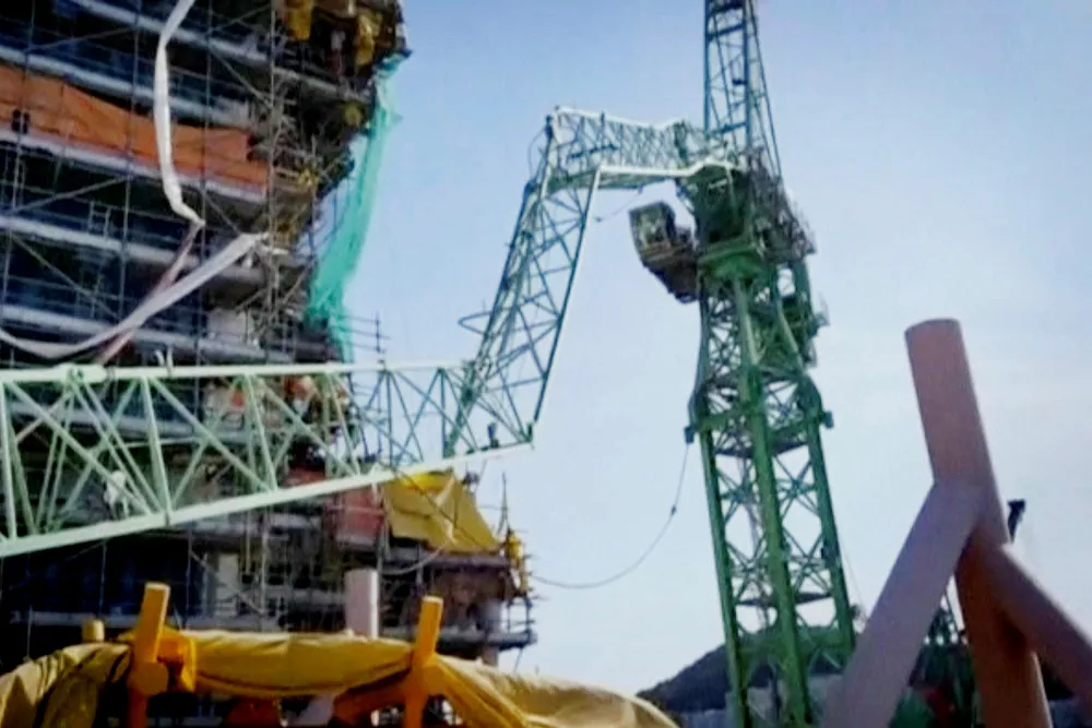 En kran kollapset ved Samsung Heavy Industries anlegg i Geoje mandag under bygging av en oljerigg for Total. Foto: Reuters TV/Reuters/NTB scanpix