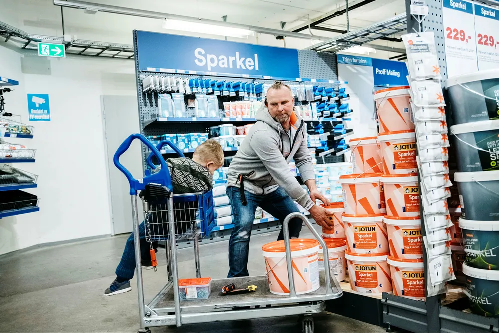Maxbo-sjefen sier det er «ekstrem konkurranse» om proffkunder som Mikael Gil. Her handler han og sønnen Leonard (2) sparkel i butikken på Vækerø i Oslo.