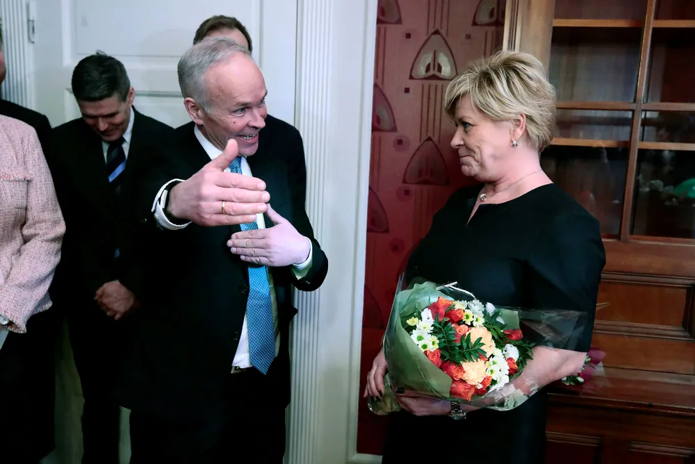 Tidligere finansminister Siv Jensen (Frp) og nåværende finansminister Jan Tore Sanner (H) under nøkkeloverrekkelsen på i departementet tidligere i år.