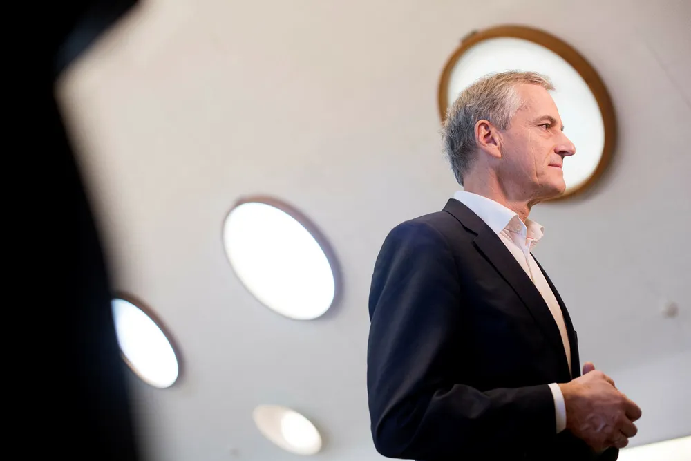 Aps Jonas Gahr Støre har lagt frem forslag som skal gi færre bølgetopper og -daler i pensjonistenes inntektsutvikling. Foto: Javad Parsa