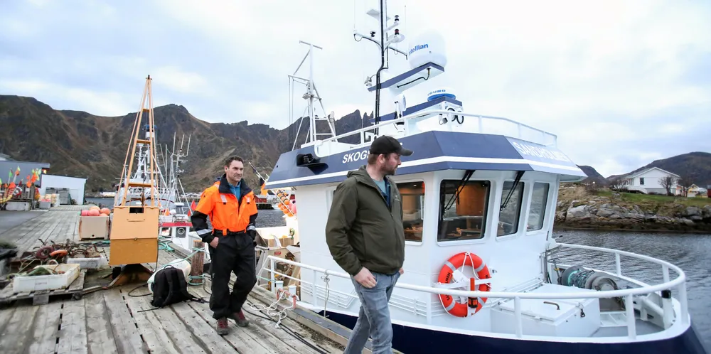 Sjarkfiskerne Ole Jacob Wangsvik og Arnt Johansen (til høyre) driver 11-meteringen «Sandholmen» fra Ballstad i Lofoten. Etter gode torskeår, stålsetter de seg nå for nedtur.