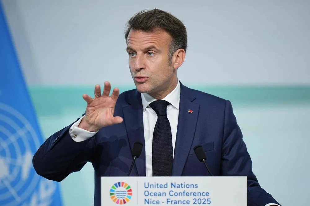 Frankrikes president Emmanuel Macron går mot Norge.