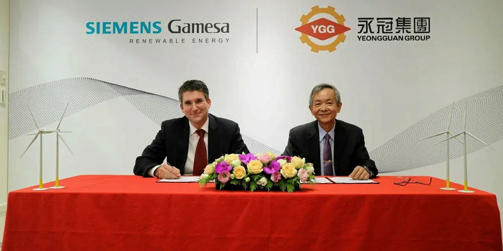 Marc Becker, Siemens Gamesa Offshore Business Unit COO and Chang Hsien Ming, chairman of YGG, mark the agreement.