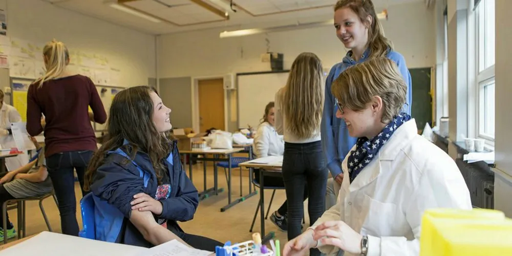 JODMANGEL: Det er ikke store mengder som skal til for å dekke dagsbehovet for jod. Bildet er av prøver tatt av skoleelever. De viser at mange hadde for lite vitamin D, og at en del hadde for lave nivåer av jod og jern.